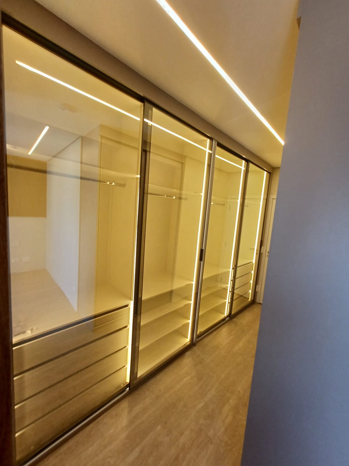 Closet planejado com portas de vidro — Marcenaria Zacarias, zona sul SP