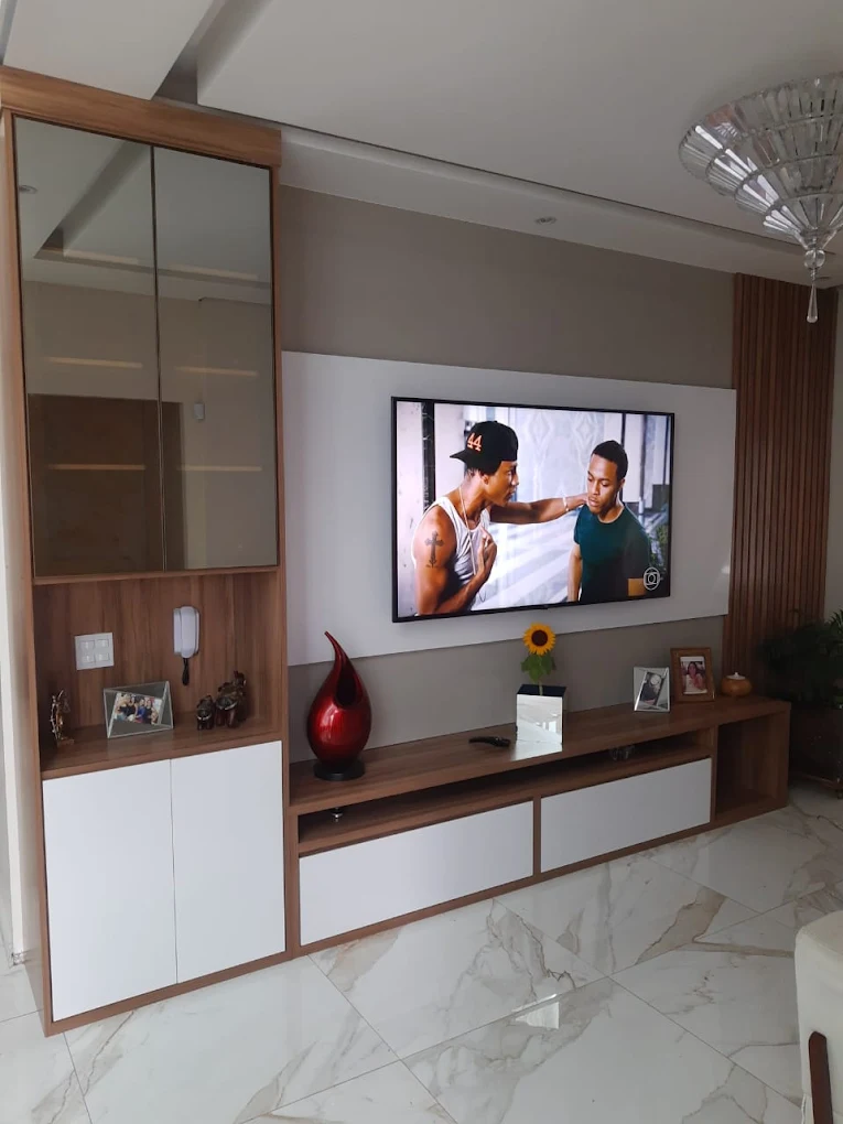 Painel de TV com rack integrado sob medida — Marcenaria Zacarias São Paulo