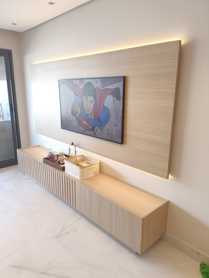 Painel de TV com ripado decorativo — Marcenaria Zacarias, zona sul SP