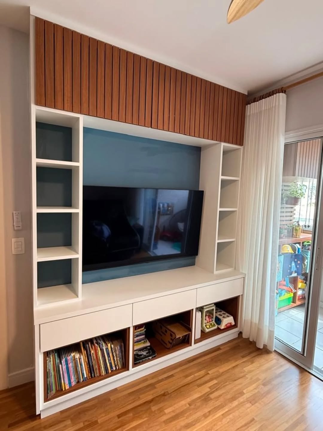 Painel de TV planejado com nicho — Marcenaria Zacarias São Paulo